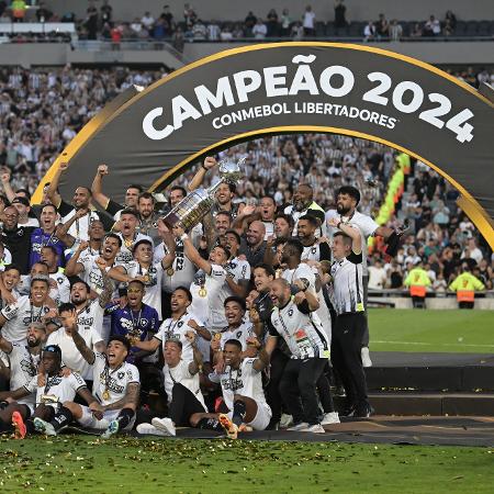 Jogadores do Botafogo posam com troféu de campeão da Libertadores 2024