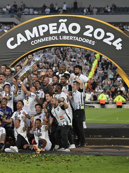 Jogadores do Botafogo posam com troféu de campeão da Libertadores 2024