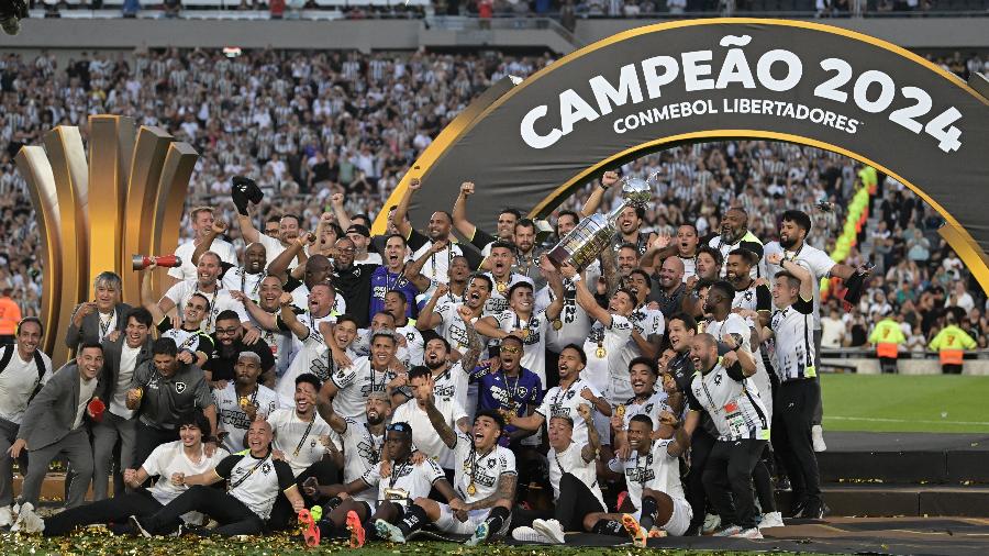 Jogadores do Botafogo posam com troféu de campeão da Libertadores 2024