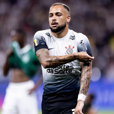 Maycon, do Corinthians, foi substituído na vitória sobre o Ceará após sentir dores musculares Maycon, do Corinthians, foi substituído na vitória sobre o Ceará após sentir dores musculares
