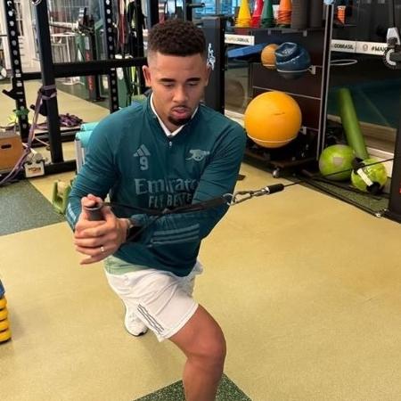 Gabriel Jesus, atacante do Arsenal, treina no CT do Palmeiras. 