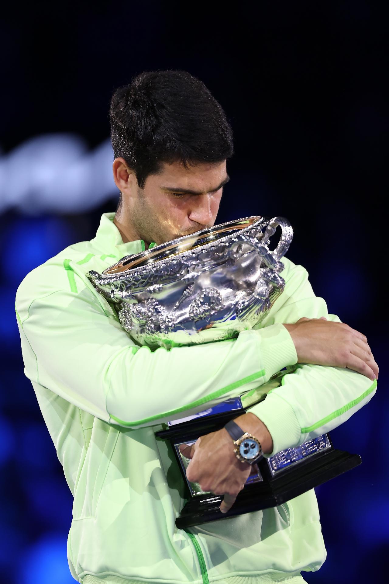 Alcaraz vira sobre Djokovic, fatura o Australian Open e fecha o