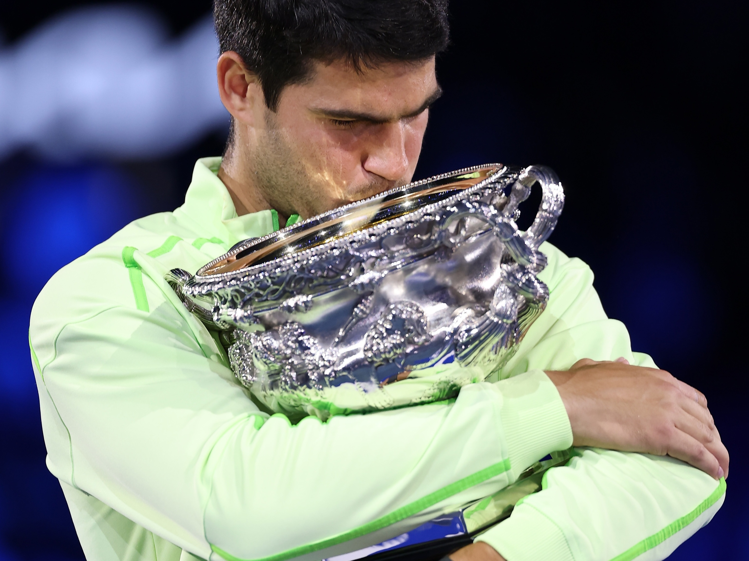 Alcaraz vira sobre Djokovic, fatura o Australian Open e fecha o