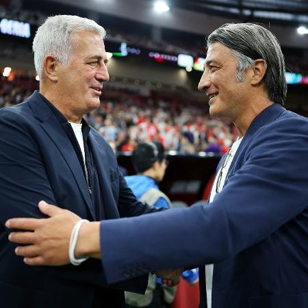 Murat Yakin, técnico da Suíça, e Vladimir Petkovic, treinador da Argélia, se cumprimentam antes de Suíça x Argélia
