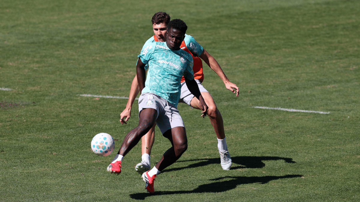 Palmeiras tenta regularizar atacante camaronês para duelo com o Coritiba