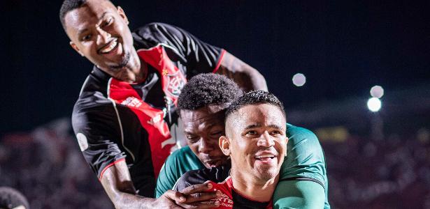Vitória transforma desvantagem em goleada e Jair Ventura manda recado ao Athletico-PR