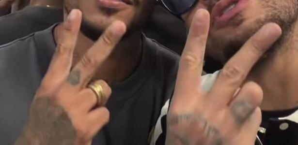 Photo: UOL Neymar Votes in Santos Wearing Club Jersey and Draws Crowds