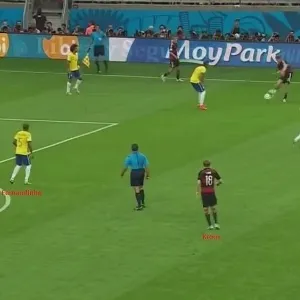 Tudo bem, Muller abriu o placar aos 11min, mas a goleada começa mesmo aos 22min, quando a Alemanha marca o segundo e desmantela o Brasil. A linda jogada do gol de Klose começa nesta imagem acima, quando Fernandinho tenta antecipar um passe na entrada da área, erra o bote e deixa Kroos livre para armar o lance. - Reprodução