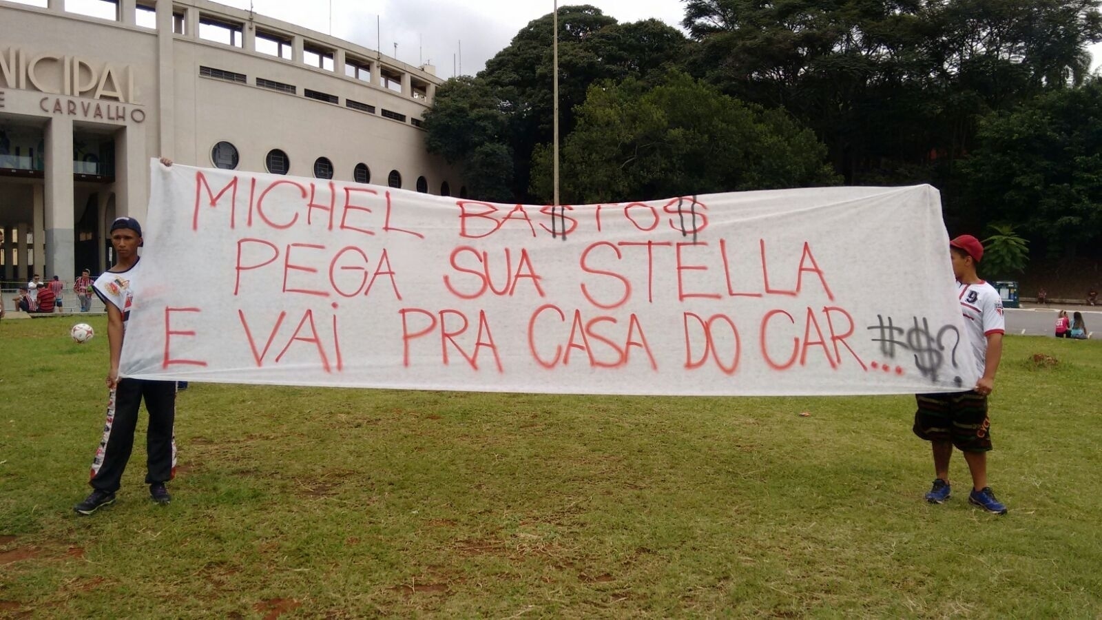 Torcedores do São Paulo protestam contra jogadores e direção do clube antes de partida pelo Campeonato Paulista no Pacaembu - Vanderlei Lima/UOL