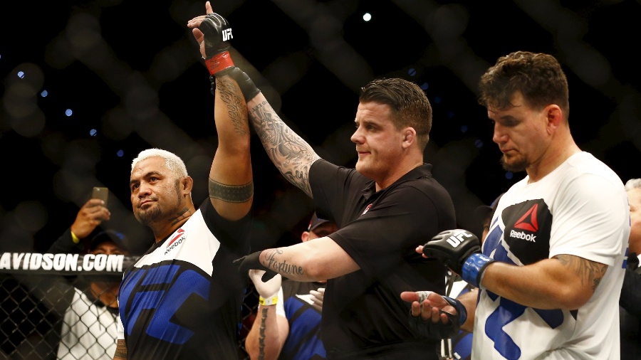 Mark Hunt venceu Frank Mir por nocaute no UFC Austrália em 2016 - Jason O?Brien/Reuters