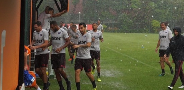 Jogadores não conseguiram treinar no campo do CT da Barra Funda por conta da chuva - Divulgação/saopaulofc.net
