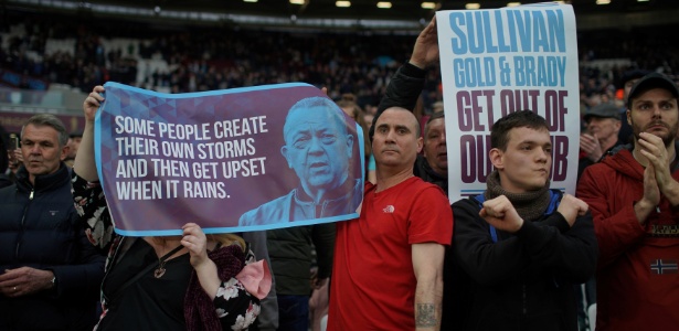 Torcedores do West Ham protestam contra diretoria durante jogo contra o Burnley - David Klein/Reuters