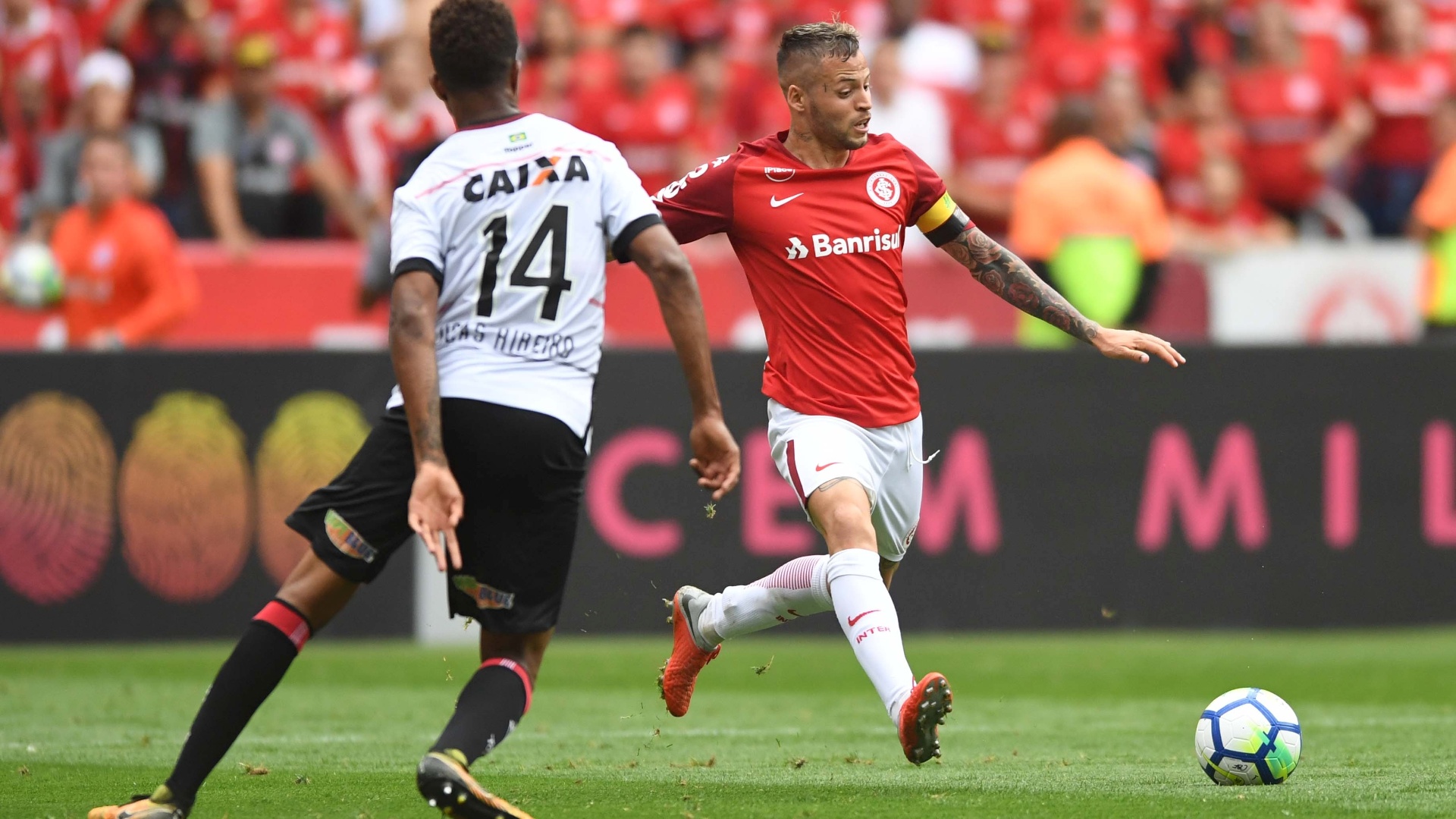 O atacante Nico López em lance da partida entre Internacional e Vitória