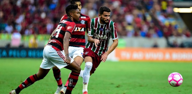 Jadson, do Fluminense, disputa a bola com Vitinho, do Flamengo, durante clássico - Thiago Ribeiro/AGIF