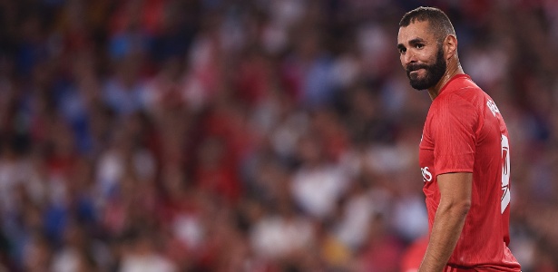 Karim Benzema lamenta chance perdida na derrota para o Sevilla, no Campeonato Espanhol, por 3 a 0 - Aitor Alcalde/Getty Images