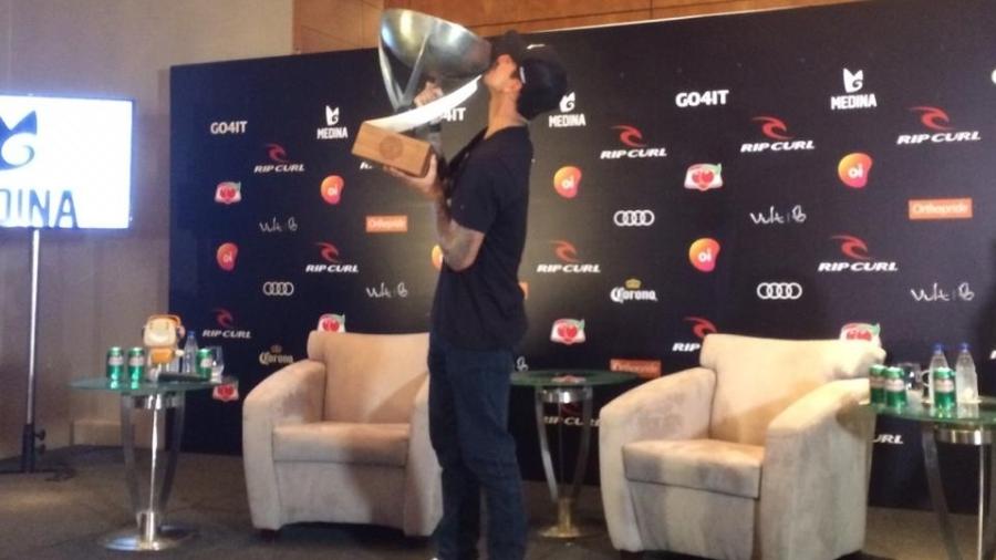 Gabriel Medina beija o troféu antes de conceder entrevista coletiva em São Paulo - Karla Torralba/UOL