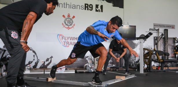 Ralf faz exercício de equilíbrio durante treino do Corinthians no CT Joaquim Grava - RICARDO MOREIRA/FOTOARENA/ESTADÃO CONTEÚDO