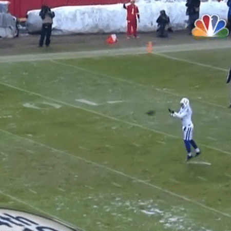Rigoberto Sanchez, punter do Indianapolis Colts, quase é atingido - Reprodução/NBC