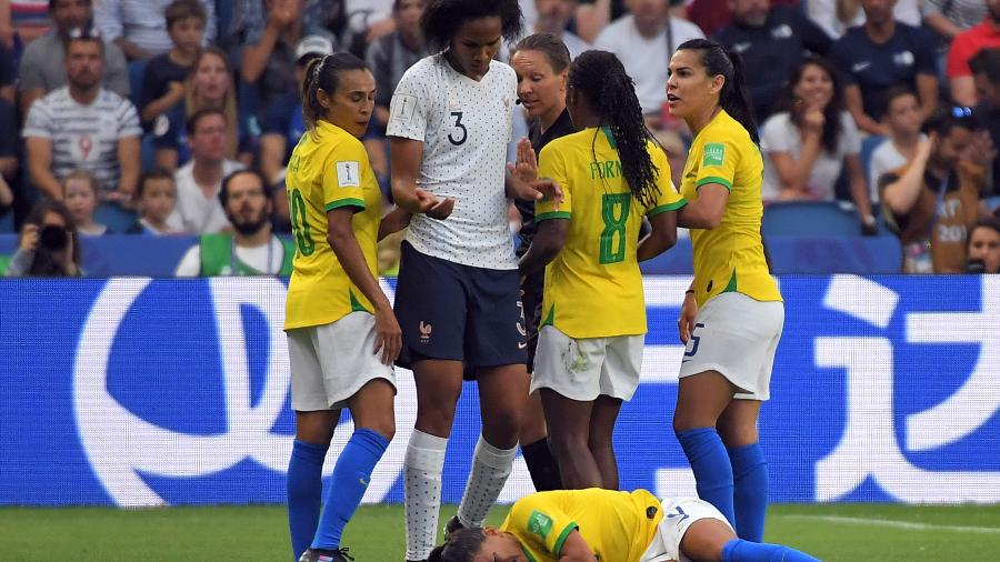 Renard observa Debinha caída, enquanto brasileiras reclamam com a arbitragem - Loic Venance/AFP