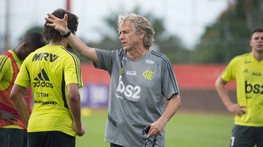 Técnico Jorge Jesus dá instruções ao elenco do Flamengo durante treinamento no Ninho do Urubu - Alexandre Vidal / Flamengo