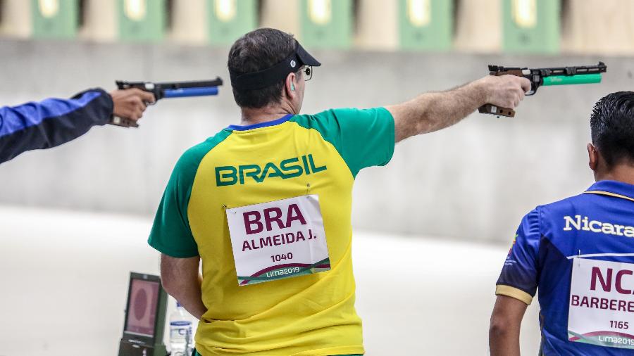 Júlio Almeida compete na pistola de ar de 10 m nos Jogos Pan-Americanos - Pedro Ramos/ rededoesporte.gov.br