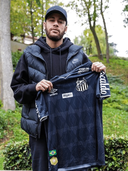 Supervise cream Ambiguity Neymar recebe camisa do Santos como homenagem a atletas negros: "Uma honra"  - 29/10/2019 - UOL Esporte