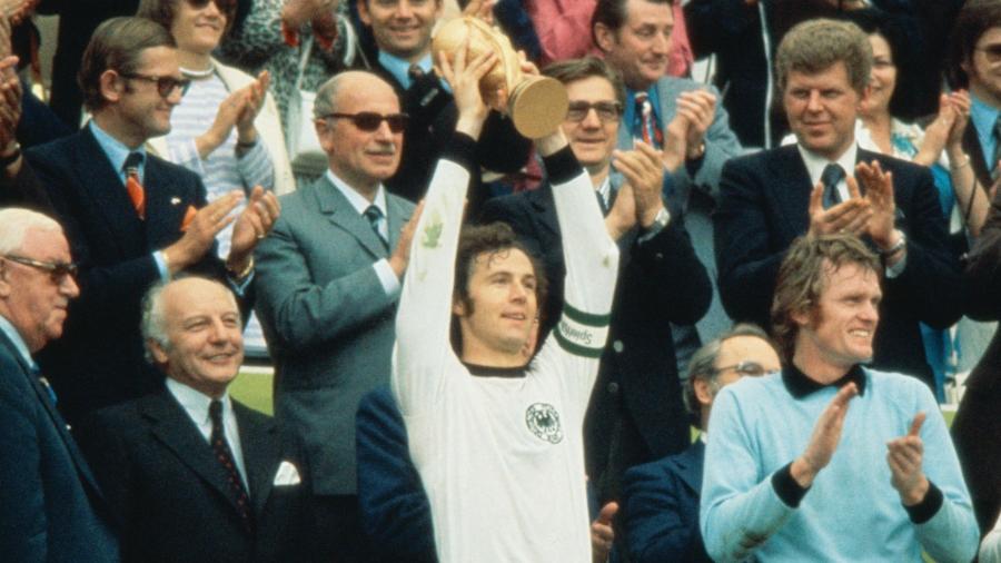 Franz Beckenbauer levanta o troféu da Copa do Mundo-1974 - Getty Images