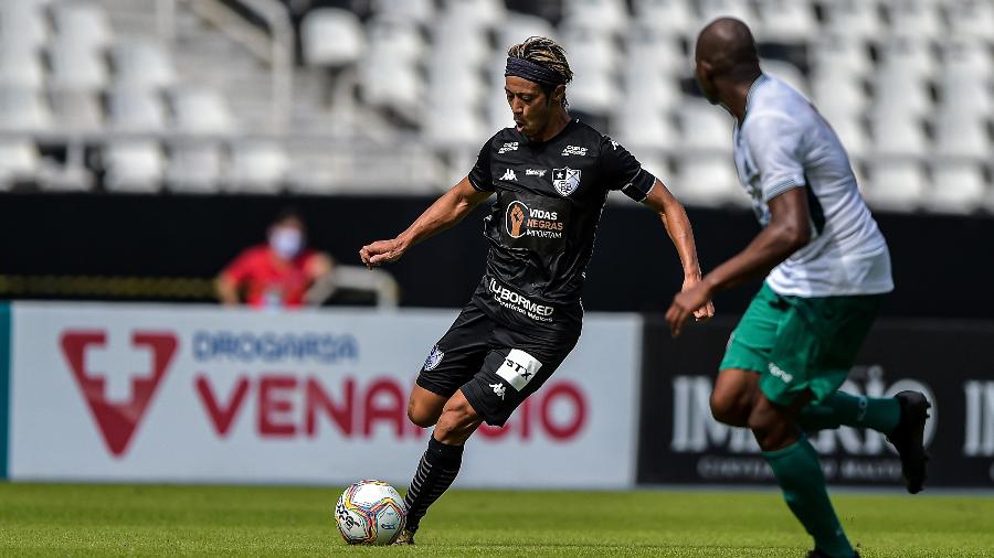 Honda, do Botafogo, disputa lance com Fabio Amaral, da Cabofriense, em goleada por 6 a 2 no Nilton Santos - Thiago Ribeiro/AGIF
