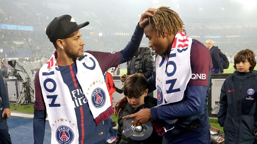 Neymar e Christopher Nkunku comemoram o título francês do PSG na temporada 2017-18 - Cees van Hoogdalem/Soccrates/Getty Images
