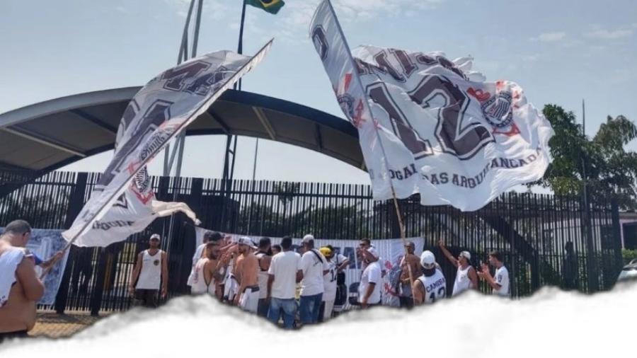 Torcida Camisa 12 protesta contra a atual gestão do Corinthians neste sábado (12) - Reprodução/Twitter/FielNews