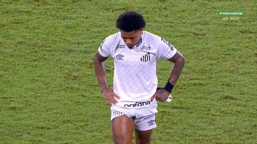Marinho deixa o estádio Nilton Santos bem abalado após empate do Santos com o Botafogo - Reprodução/Premiere
