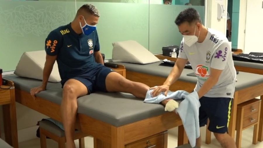 Richarlison, atacante da seleção brasileira, faz tratamento na Granja Comary, em Teresópolis - Reprodução/CBF TV