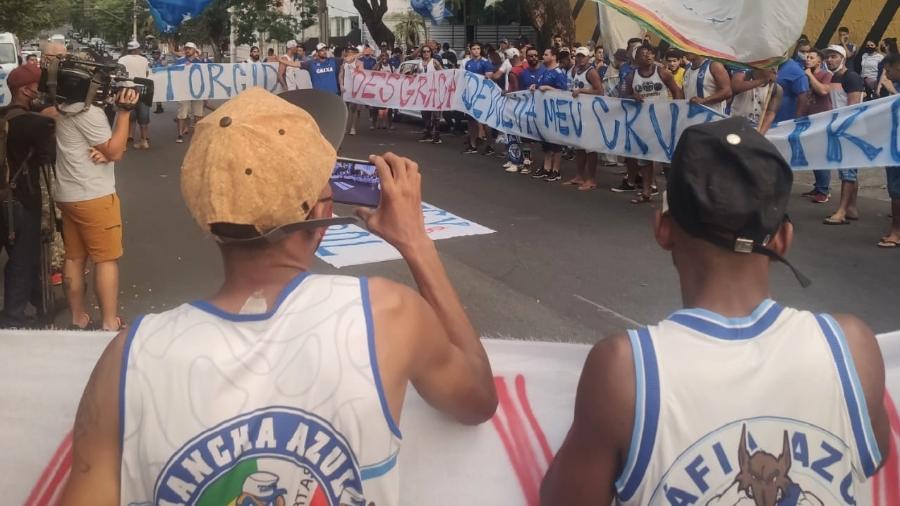 Protesto de torcedores do Cruzeiro na sede do Barro Preto - Guilherme Piu/UOL Esporte