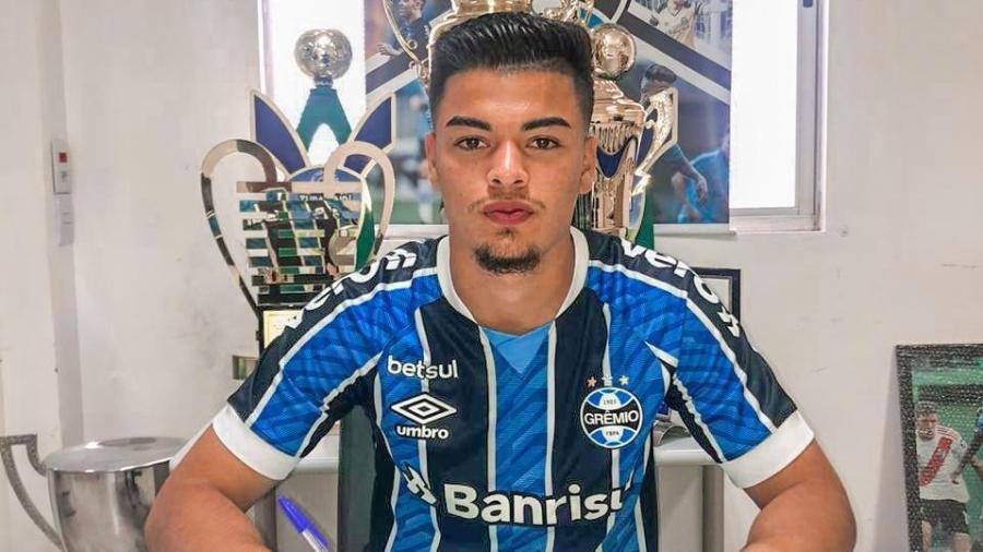 Luizão, de 17 anos, assinou primeiro contrato profissional com Grêmio - Divulgação