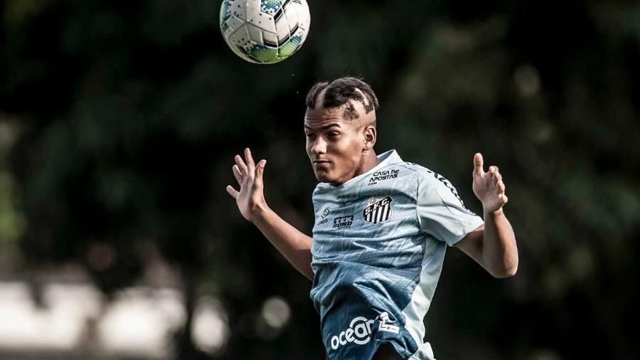 Ângelo, nova aposta do Santos de apenas 15 anos, sofreu o tradicional trote no treino - Ivan Storti/Santos FC