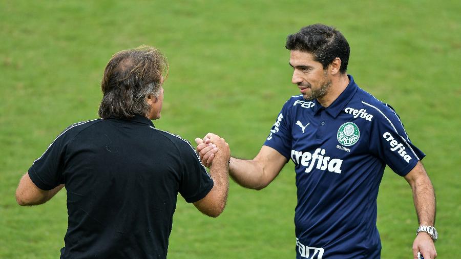 Ricardo Sá Pinto e Abel Ferreira se cumprimentam antes do jogo entre Vasco e Palmeiras - Thiago Ribeiro/AGIF