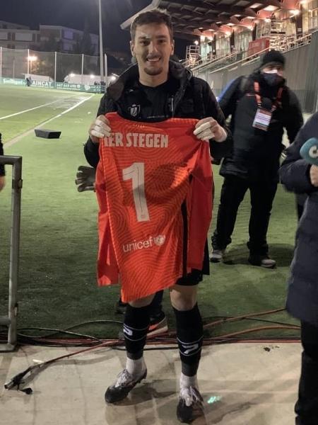 Ramón Juan com a camisa de Ter Stegen após a derrota do Cornellà para o Barcelona - Reprodução