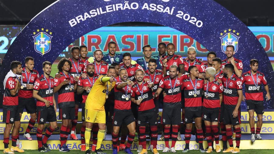 Jogadores do Flamengo comemoram título brasileiro no gramado do Morumbi - REUTERS/Amanda Perobelli