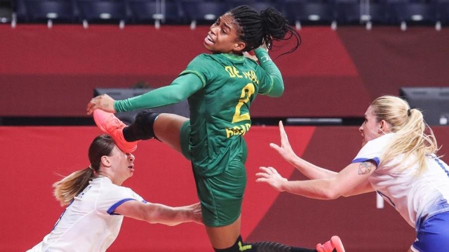 Bruna de Paula arremessa em jogo do Brasil contra a equipe russa na Olimpíada de Tóquio - Wander Roberto/COB