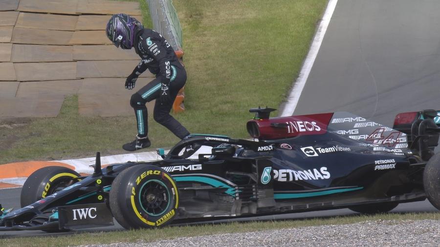 Lewis Hamilton precisou deixar o carro após problemas no 2° treino livre do GP da Holanda - Reprodução/Twitter