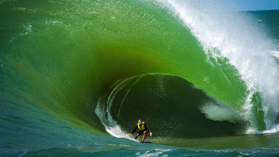 Carlos Burle em tubo gigante na Laje da Avalanche, no Espírito Santo - Lucca Biot