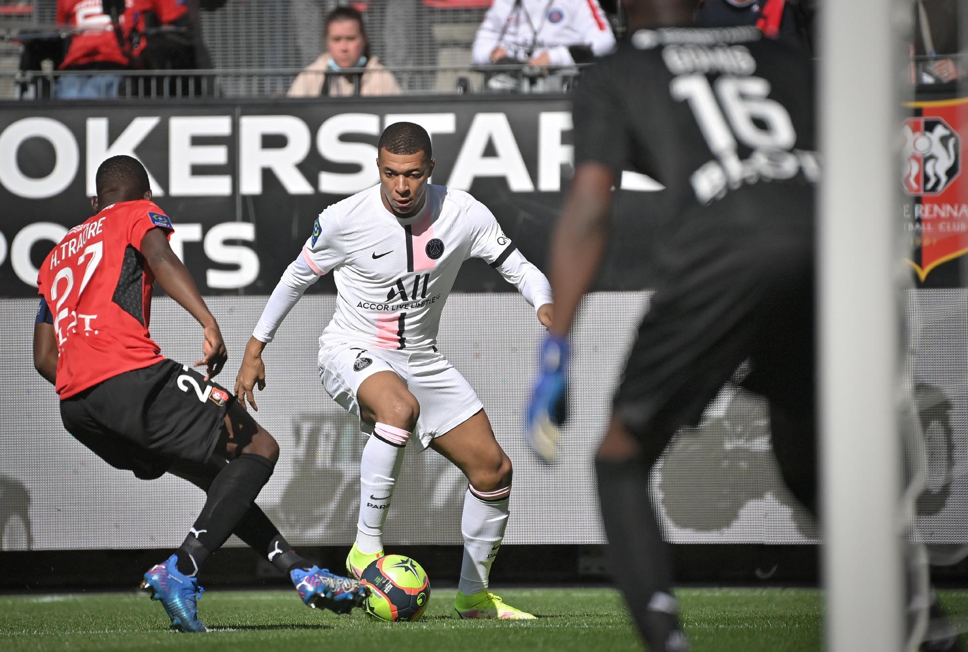 Mbappé em ação durante partida do PSG contra o Rennes pelo Campeonato Francês - REUTERS/Stephane Mahe