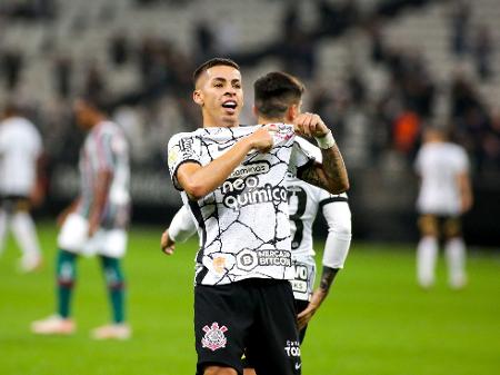 Gabriel Pereira comemorando seu gol com a camisa do Corinthians