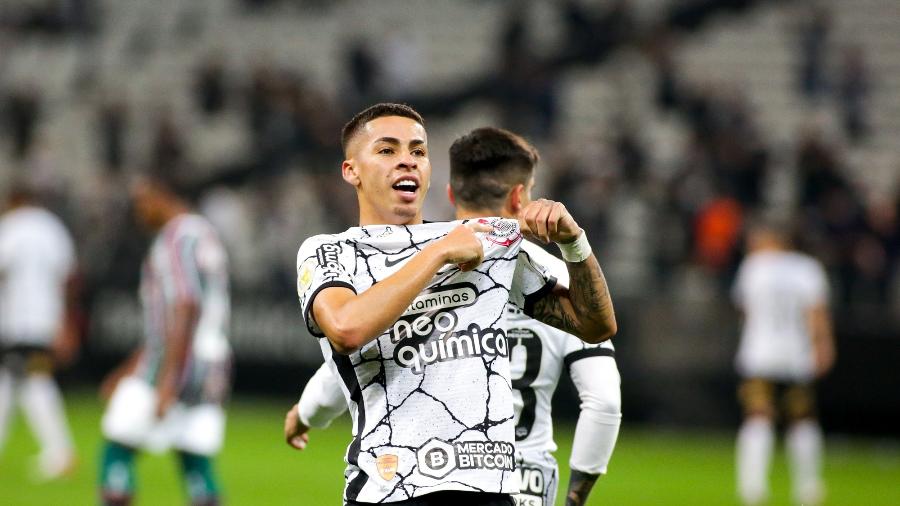 Gabriel Pereira mostra escudo do Corinthians ao comemorar gol contra o Fluminense - Rodrigo Coca/Agência Corinthians