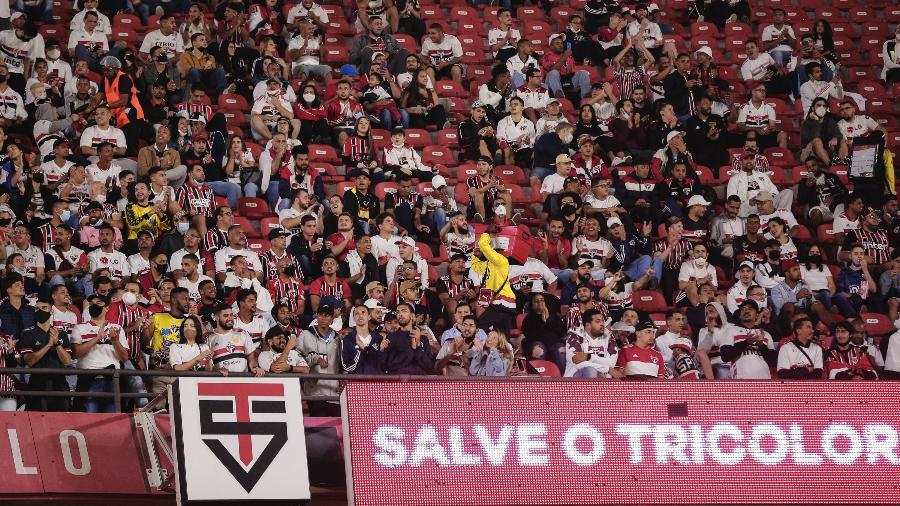 Parte da torcida do São Paulo no Morumbi para acompanhar o jogo contra o Athletico-PR - Ettore Chiereguini/AGIF