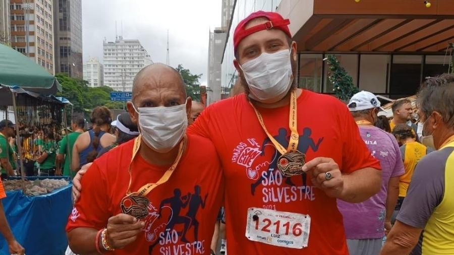Transplantado, o professor Carlos Alberto Rezende (esq.) correu a São Silvestre ao lado de Luiz Eduardo Pereira, que lhe doou a medula - Talyta Vespa/UOL