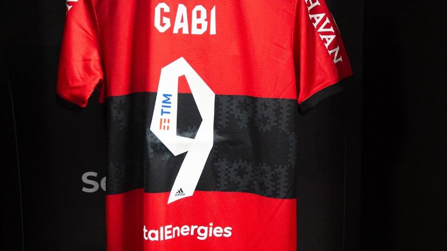 Camisa de Gabigol, atacante do Flamengo, no vestiário do Maracanã. Nova parceria prevê maiores valores e bônus por conquistas - Alexandre Vidal Flamengo