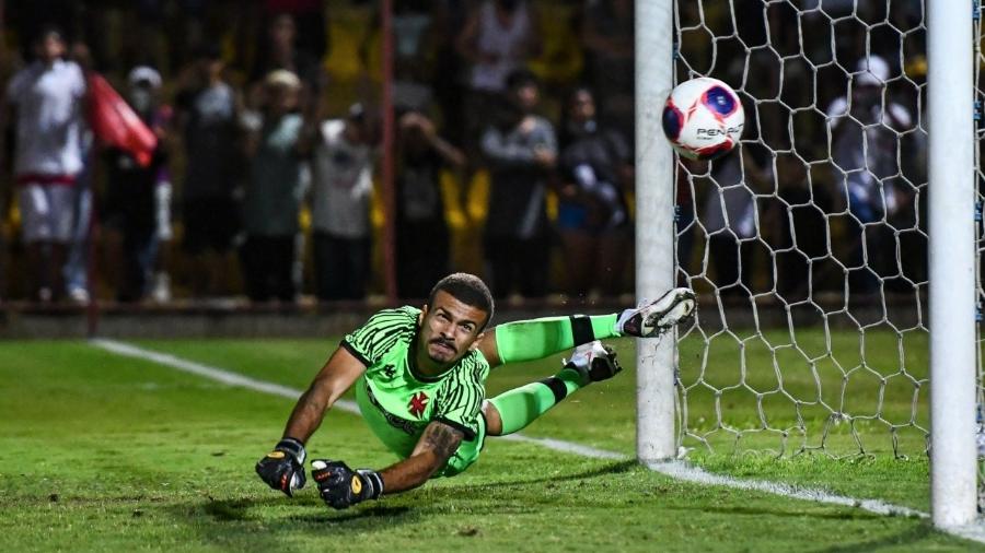 Goleiro Cadu efetua sua segunda defesa de pênalti contra o Osasco Audax e garante a classificação do Vasco na Copinha - Alexandre Neto / @foto.alexandreneto