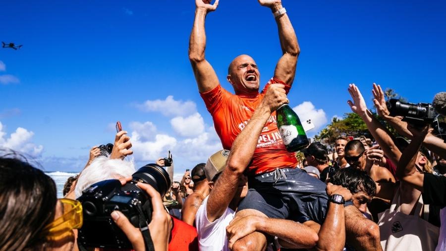 Kelly Slater comemora o 8º título da etapa de Pipeline - WSL