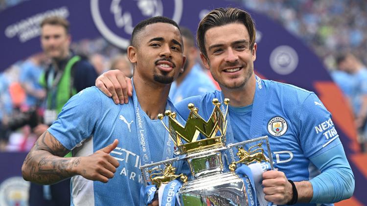 22.5.22 - Gabriel Jesus e Jack Grealish, do Manchester City, com o troféu de Campeão da Premier League - Oli SCARFF / AFP - Oli SCARFF / AFP